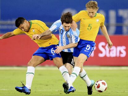 Messi, emparedado por Santos y Lucas Leiva.
