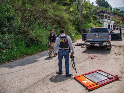 Elementos de la fiscalía estatal en el sitio de la masacre, en Chenalhó