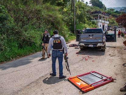 Elementos de la fiscalía estatal en el sitio de una masacre en Chenalhó (Chiapas), el pasado 2 de junio.