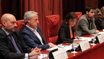 El director de Catalunya R&agrave;dio, Sa&uuml;l Gordillo, el director de Televisi&oacute; de Catalunya, Jaume Peral y la presidenta en funciones del Consell de Govern de la corporaci&oacute;, N&uacute;ria Llorach. 
 
 
  que aquest mat&iacute; han comparegut davant la Comissi&oacute; de Control de la Corporaci&oacute; Catalana de Mitjans Audiovisuals per respondre les preguntes dels grups.