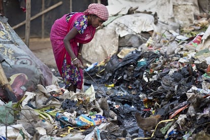 Una mujer recoge basura en Gauhati (India), el 7 de marzo.
