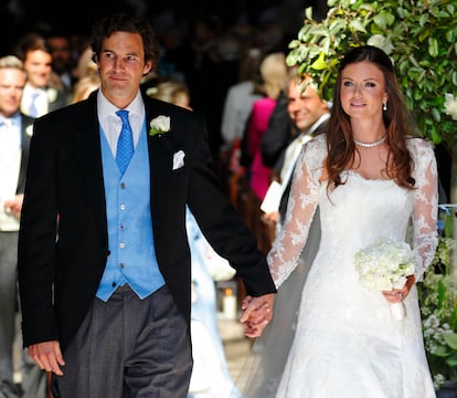 Rupert Finch y Lady Natasha Rufus Isaacs abandonan la iglesia de San Juan Bautista después de su boda el 8 de junio de 2013 en Cirencester, Inglaterra.