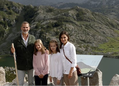 Los Reyes con sus hijas, en los Lagos de Covadonga.