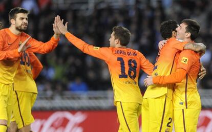 Pedro abraza a Messi tras marcar el segundo gol del encuentro.