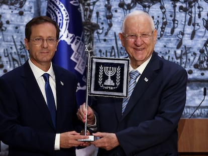 El nuevo presidente de Israel, Isaac Herzog (izquierda), y el jefe del Estado saliente,  Reuven Rivlin, el miércoles en Jerusalén.