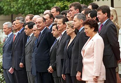 Foto de familia del nuevo Gobierno francés, junto al presidente, tras el rpier consejo de ministros.