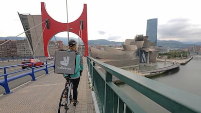 Un repartidor de Deliveroo en Bilbao