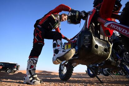 Ricky Brabec piloto de Honda, tras ganar el rally en la categoría de motos.