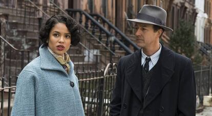 Gugu Mbatha-Raw y Edward Norton en una escena de 'Huérfanos de Brooklyn'.