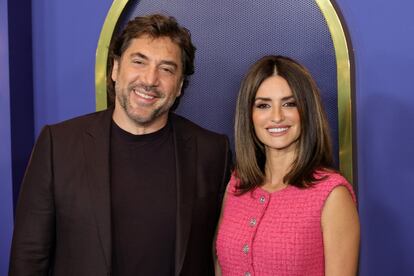 La revista francesa 'Voici' ha sido condenada por publicar fotografías de Penélope Cruz, Javier Bardem y sus dos hijos. El Tribunal de Nanterre considera que fue una intromisión ilegítima en su derecho a la intimidad y a la propia imagen. 