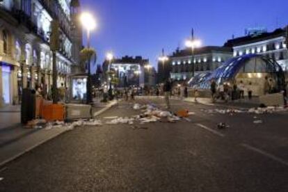 Varios contenedores de basura aparece derribados en la madrileña Puerta del Sol después de la concentración en apoyo a los mineros. EFE/Archivo