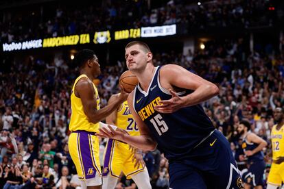 Nikola Jokic celebra una canasta en el partido en el que eliminaron a los Lakers en la primera ronda de los playoffs.