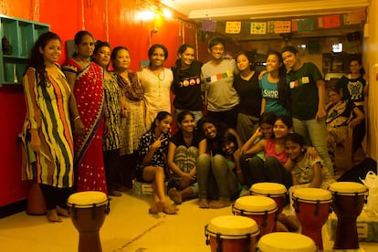 Kranti es un grupo de adolescentes criadas en el barrio rojo de Kamathipura que se forman mediante danza, música, teatro, meditación o talleres sobre justicia social. La iniciativa fue nominada al Premio Profesor Global en 2016, conocido como el nobel de enseñanza– .