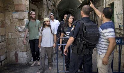 Unos polic&iacute;as se interponen entre ultras jud&iacute;os y un musulm&aacute;n, cerca de la mezquita de Al Aqsa.