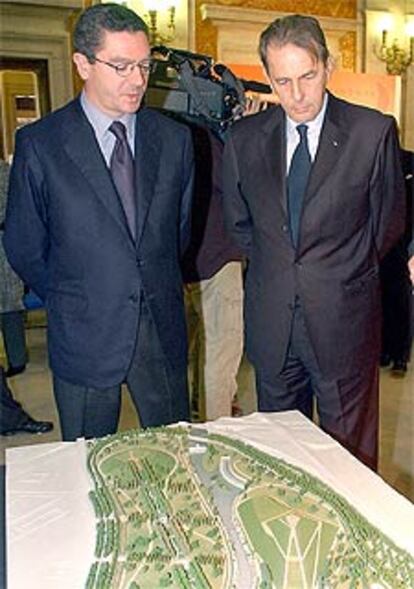 Alberto Ruiz-Gallardón y Jacques Rogge, ante una maqueta de Madrid 2012.