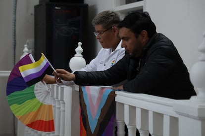 Familiares y amigos portan las banderas del colectivo LGBTQ+ durante el homenaje en el Tribunal Electoral.