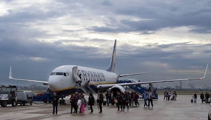 Un avi&oacute;n de Ryanair en el aeropuerto de Reus.