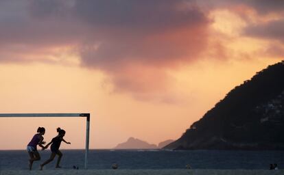 Unas niñas juegan al fútbol en la playa de Ipanema el 26 de octubre de 2013 en Río de Janeiro. Brasil se prepara para organizar la Copa Mundial de la FIFA 2014 y los Juegos Olímpicos de Río 2016.