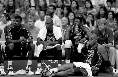 Barkley, junto a Robinson, Jordan y Ewing, en el banquillo del equipo estadounidense en uno de los partidos del 'Drem Team' en los Juegos de Barcelona '92
