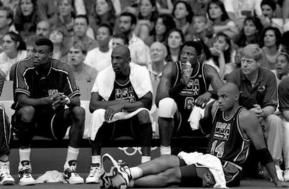 Barkley, junto a Robinson, Jordan y Ewing, en el banquillo del equipo estadounidense en uno de los partidos del 'Drem Team' en los Juegos de Barcelona '92