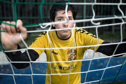 Ángel Berrocal durante un entrenamiento en el Centro Deportivo Municipal La Chopera, en el Retiro. Hasta allí se desplazan los Dragones una vez por semana para disfrutar de la sensación de jugar en un campo de césped.