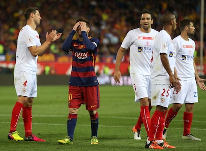 Messi se lamenta de una ocasión de gol ante el Sevilla.