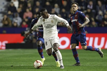 Vinicius Junior corre con el balón, en el partido contra el Levante.