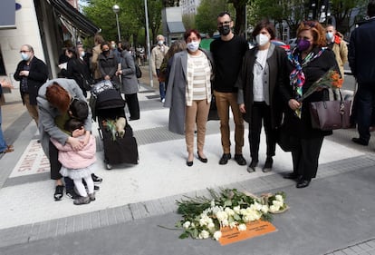 Las hijas de Cuesta, Cristina e Irene junto a la viuda del escolta Antonio Gómez, Pepi Gutiérrez, y su hijo, Javier.