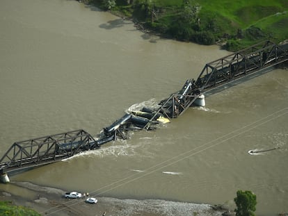 Vista aérea del tren que ha caído al derrumbarse un puente sobre el río Yellowstone, en Montana.