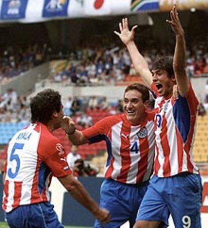 Ayala, Gamarra y santa Cruz celebran el gol de este ultimo frente a Suráfrica.