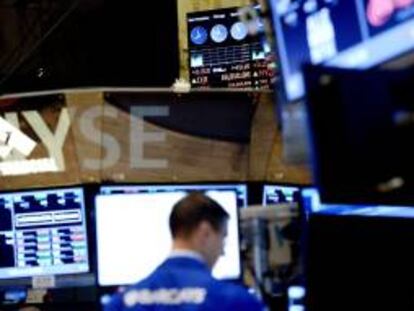 En Colombia, el indicador COLCAP, que anotó una variación negativa del 12,35 % en el año, avanzó este lunes un 0,30 % y terminó en 1.606,33 puntos, tras comercializarse títulos por 28.309,05 millones de pesos (16,77 millones de dólares). EFE/Archivo