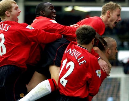 Los jugadores del Manchester United Scholes, Yorke, Butt y Neville se abalanzan sobre David Beckham tras el gol que éste marcó en un partido de 2000 de liga inglesa frente al Manchester City, en el estadio Maine Road.