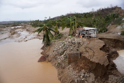 Imagen aérea de una vivienda afectada por el paso del ciclón en San Isidro del Palmar.