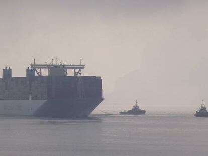 El portacontenedores Madrid Maersk maniobra para salir de la bah&iacute;a de Algeciras 