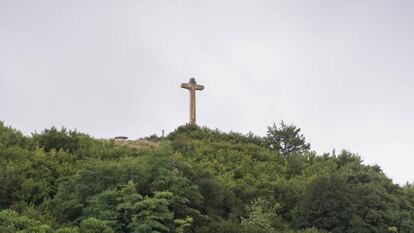 La Cruz de Olarizu desde un poco más arriba de la Casa de la Dehesa. 