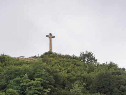 La Cruz de Olarizu desde un poco más arriba de la Casa de la Dehesa. 