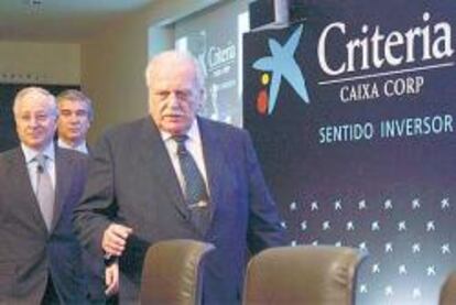 Ricardo Fornesa, presidente de Criteria, junto a Juan María Nin y Francisco Reynés