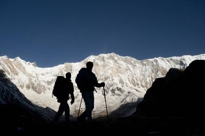 Dos senderistas recorren el Santuario del Annapurna, en la cordillera del Himalaya (Nepal). 