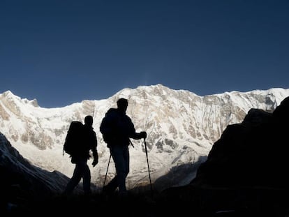 Dos senderistas recorren el Santuario del Annapurna, en la cordillera del Himalaya (Nepal). 
