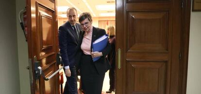 La presidenta de la Junta Única de Resolución (JUR), Elke König, acompañada del Presidente del FROB, Jaime Ponce, en el Congreso de los Diputados.