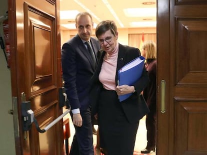  La presidenta de la Junta &Uacute;nica de Resoluci&oacute;n (JUR), Elke K&ouml;nig, acompa&ntilde;ada del Presidente del FROB, Jaime Ponce, en el Congreso de los Diputados.