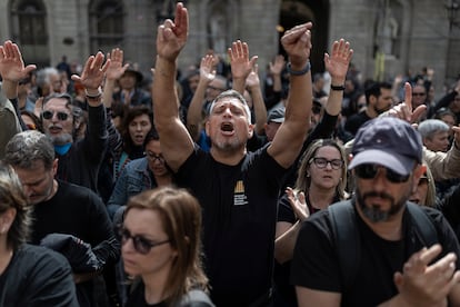 Los funcionarios de prisiones protestan, este miércoles, en la plaza de Sant Jaume de Barcelona.