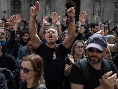 Los funcionarios de prisiones protestan, este miércoles, en la plaza de Sant Jaume de Barcelona.