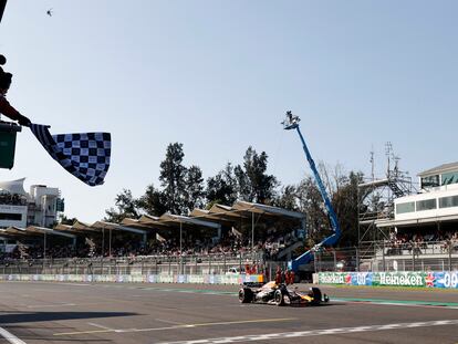 Max Verstappen llegando a la meta durante el Gran Premio de México.