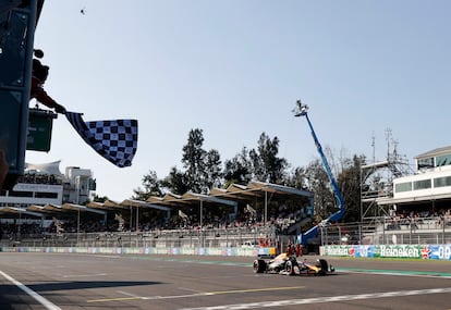Max Verstappen llegando a la meta durante el Gran Premio de México.