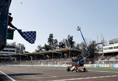 Max Verstappen llegando a la meta durante el Gran Premio de Mxico.