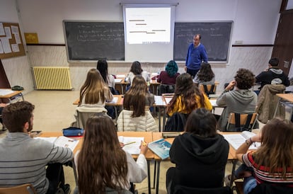 Alumnos en clase, en un instituto de Valencia.