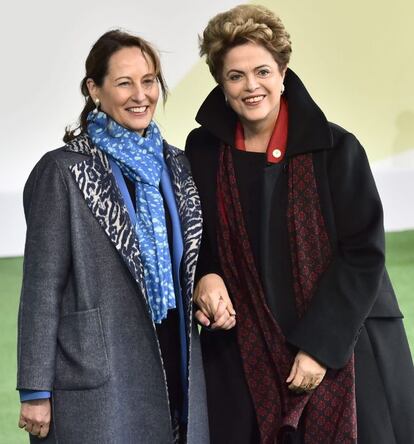 La presidenta brasileña, Dilma Rousseff (d), saluda a la ministra gala de Ecología, Ségolène Royal (i).