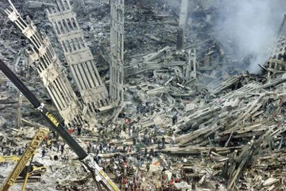 Equipos de rescate buscan en los escombros a víctimas del atentado, el 12 de septiembre de 2001.