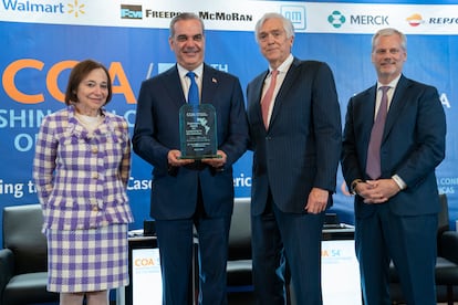 El presidente de la República Dominicana, Luis Abinader, recibe el premio de liderazgo otorgado por el Consejo de las Américas